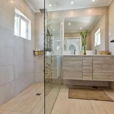 66 Adm Clara - Beautifully Renovated Villa *