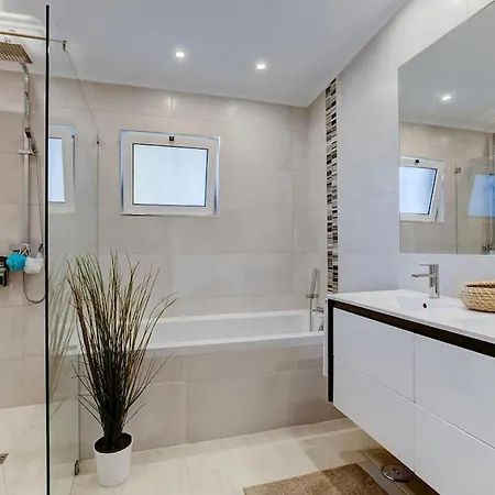 66 Adm Clara - Beautifully Renovated