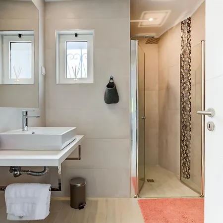 66 Adm Clara - Beautifully Renovated كارفويرو