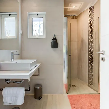 66 Adm Clara - Beautifully Renovated *