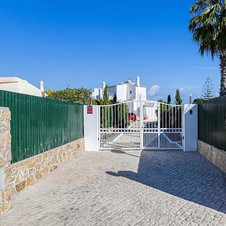 66 Adm Clara - Beautifully Renovated Villa