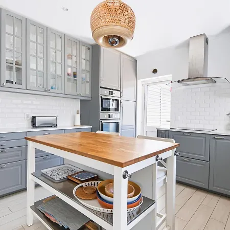 66 Adm Clara - Beautifully Renovated Villa
