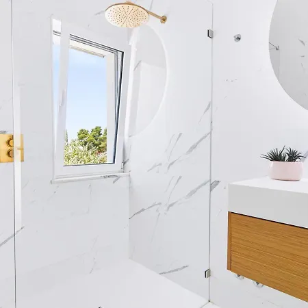 Villa 66 Adm Clara - Beautifully Renovated