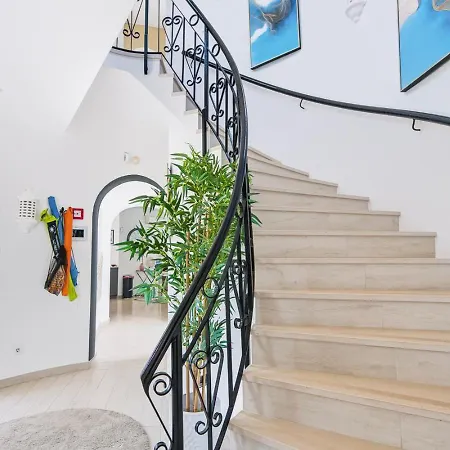 66 Adm Clara - Beautifully Renovated Villa *