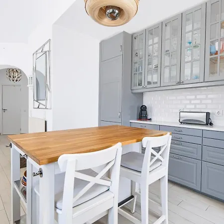 Villa 66 Adm Clara - Beautifully Renovated *