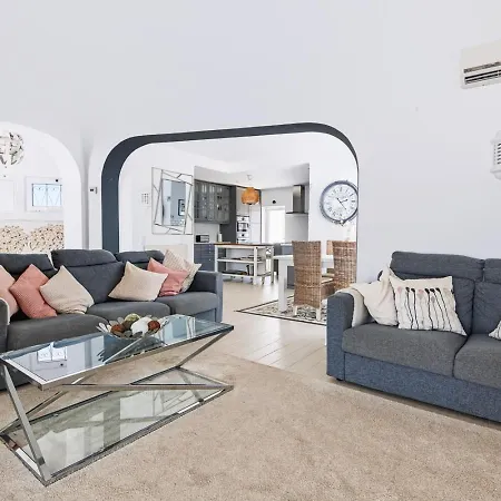 66 Adm Clara - Beautifully Renovated