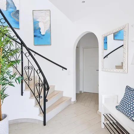 66 Adm Clara - Beautifully Renovated Villa