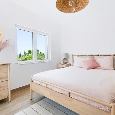 66 Adm Clara - Beautifully Renovated Villa