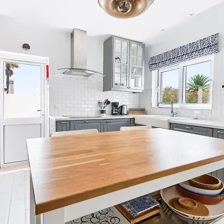 66 Adm Clara - Beautifully Renovated Villa *
