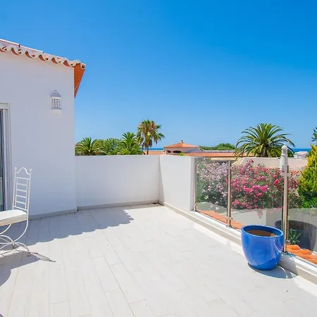 Villa 66 Adm Clara - Beautifully Renovated *