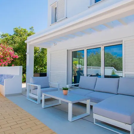 66 Adm Clara - Beautifully Renovated Villa