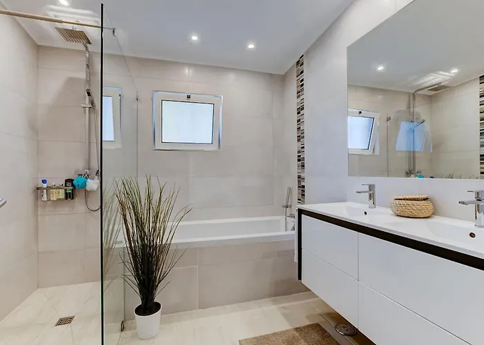 66 Adm Clara - Beautifully Renovated