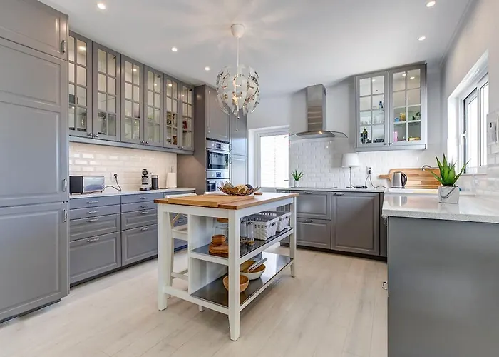 Villa 66 Adm Clara - Beautifully Renovated *